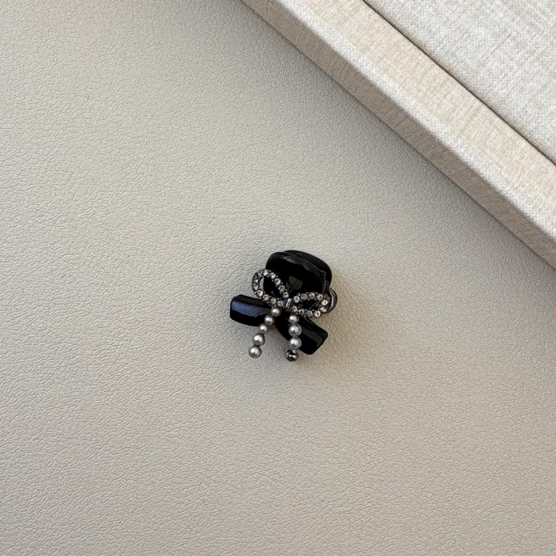 

Pearl Water Diamond Bow Small Clipper, High-end Bangs, Princess Hairstyle Clipper, Small Hair Accessory серый