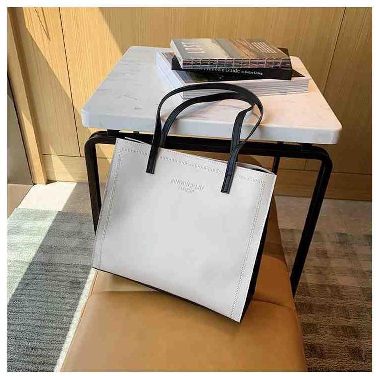 Женская однотонная большая вместительная сумка-тоут для отдыха из искусственной кожи — фото 12