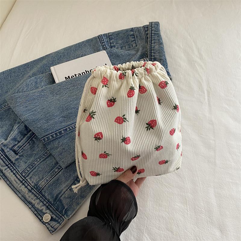 Elegant Summer Commuter Bucket Bag Featuring Stylish Design And Polyester Lining