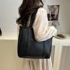 New Simple and Fashionable Solid Color Tote Underarm Shoulder Bag Retro Woven Pattern Large Capacity Casual Bag