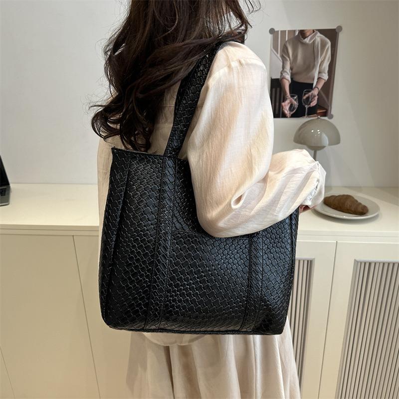 New Simple and Fashionable Solid Color Tote Underarm Shoulder Bag Retro Woven Pattern Large Capacity Casual Bag