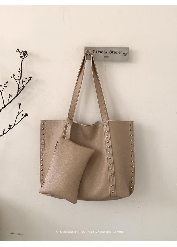 2026 Versatile Commuter Shoulder Bag - High-End Large Capacity with Rivets