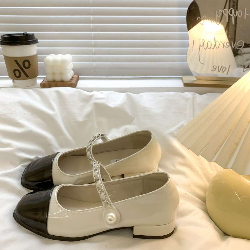 

French square head shallow mouth Mary Jane small leather shoes women s 2025 summer new versatile retro thick heel with skirt single shoes 35