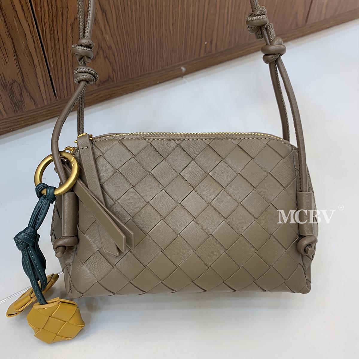 

Сумка-портфель MCBV New из овчины — сумка-облако через плечо с застежкой-молнией.