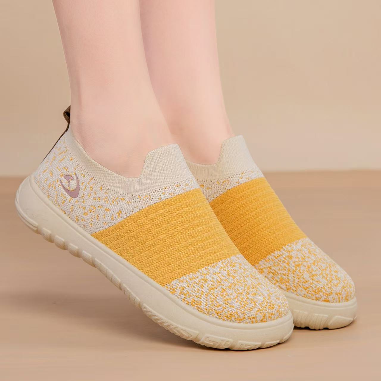 Women s shoes flat-soled foot-fitting mother shoes fly-woven breathable casual shoes lightweight soft-soled mesh sneakers 35