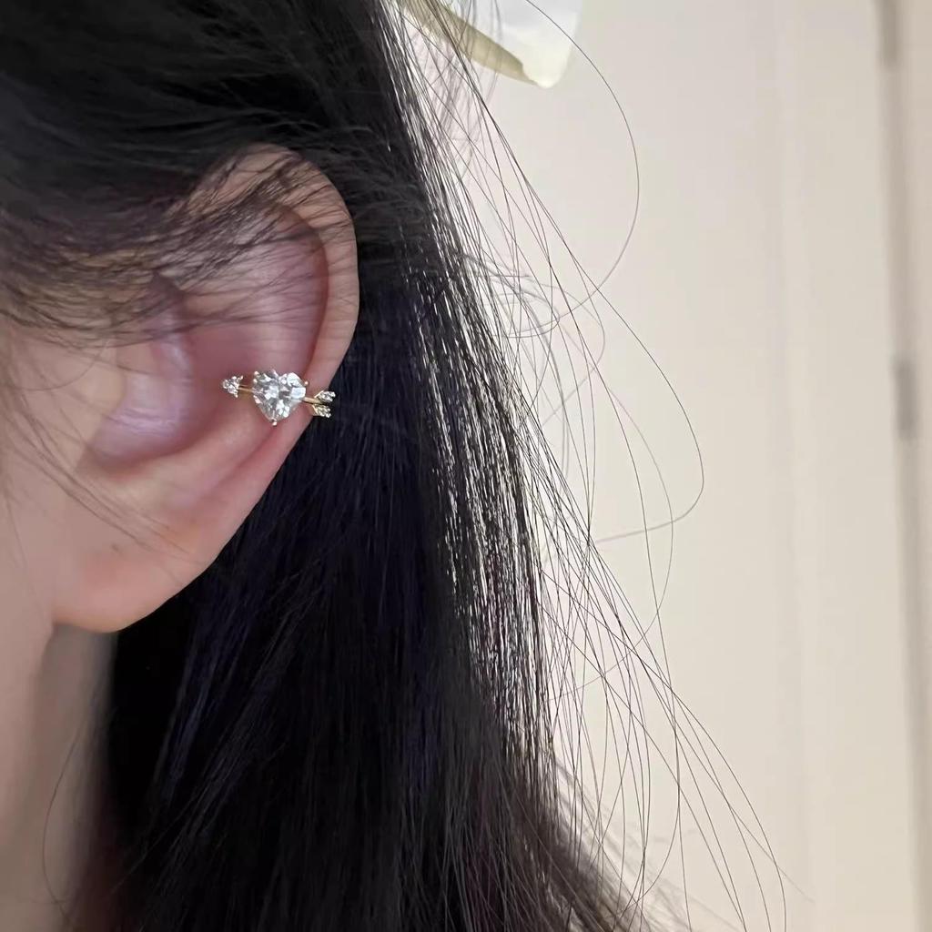 Zircon Arrow Heart Ear Cuff for Women: Cool, No-Piercing Ear Clip with Niche Design