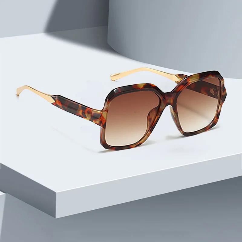 Fashionable Vintage Sunglasses for Women Square Frame with Metal Decoration Elegant Retro Style