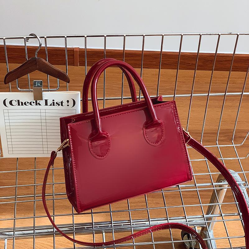 

Модная одноплечевая сумка-кроссбоди из лакированной кожи однотонного цвета, портативная маленькая квадратная сумка, трендовая новая женская сумка, повседневная простая трендовая сумка из ПУ бордовый