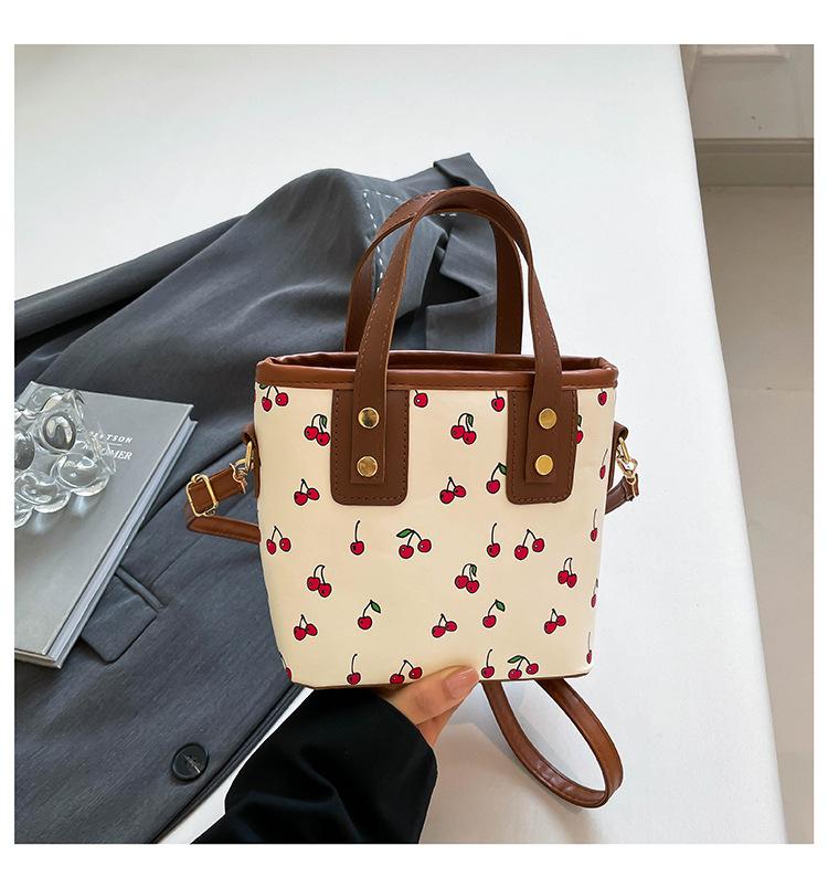 

Красивая, свежая и необычная модная сумка-шоппер с принтом вишни 2025 года, милая сумка через плечо для поездок на работу, портативная маленькая квадратная сумка коричневый