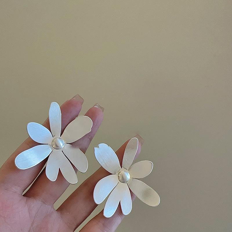 Metal Wind Temperament Flower Stud Earrings Ins Individual Cold Wind Earrings Women's Niche Design High-end Earrings