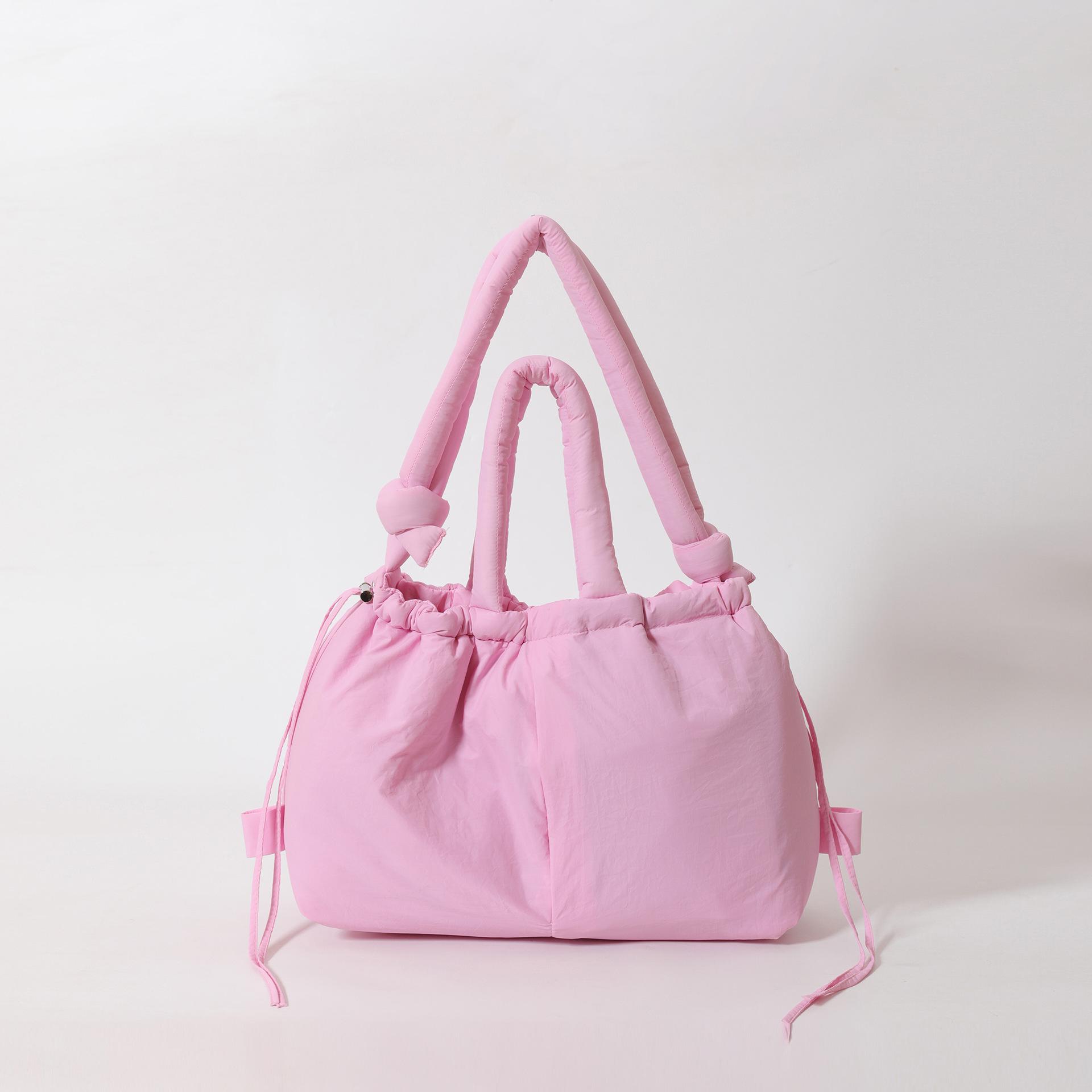 

Женская дутая сумка на плечо с кулиской: Вместительная нейлоновая сумка-кроссбоди Cloud с пуховым наполнителем Single Bag розовый