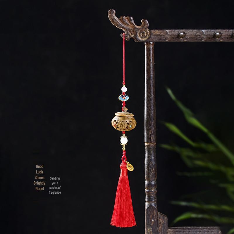 Retro Green Sandalwood Carved Aromatherapy Diffuser & Hanging Phone Bag