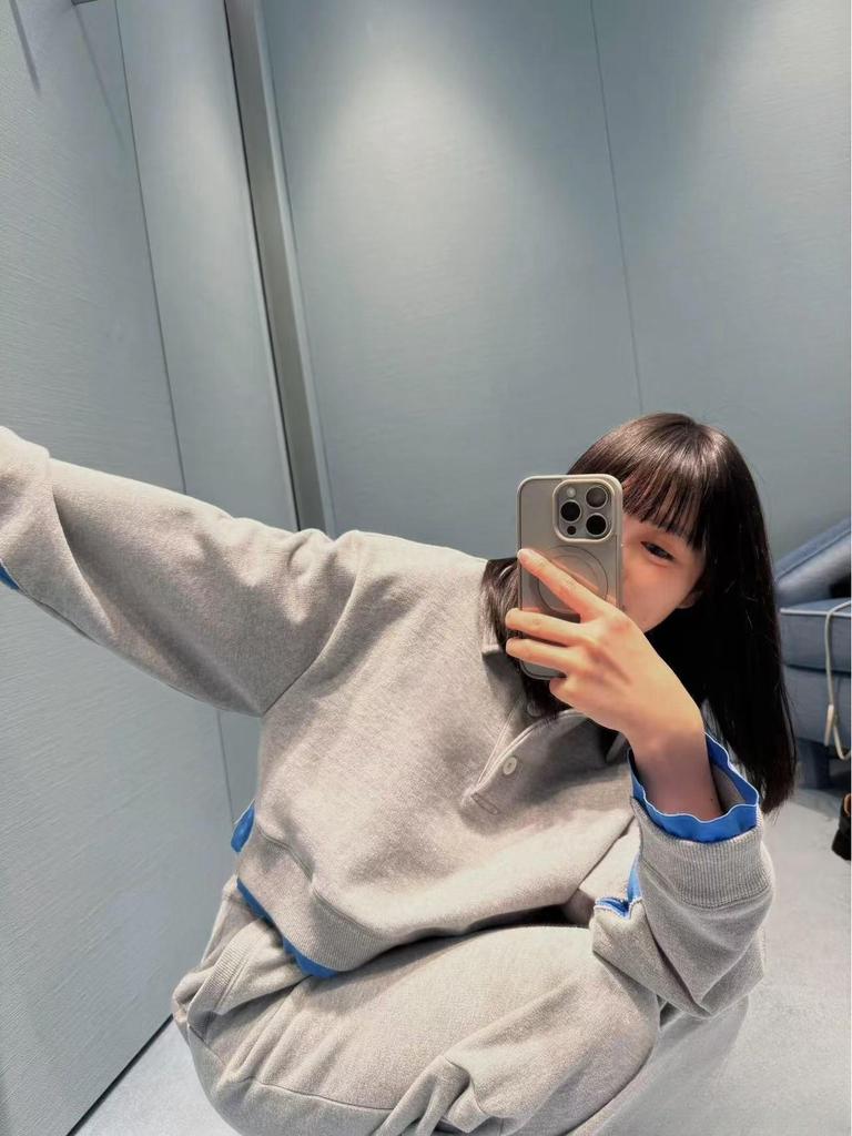 Early Spring Miu Style Two-Piece Color Block Sweatshirt - Classic Lapel Short Top for Girls