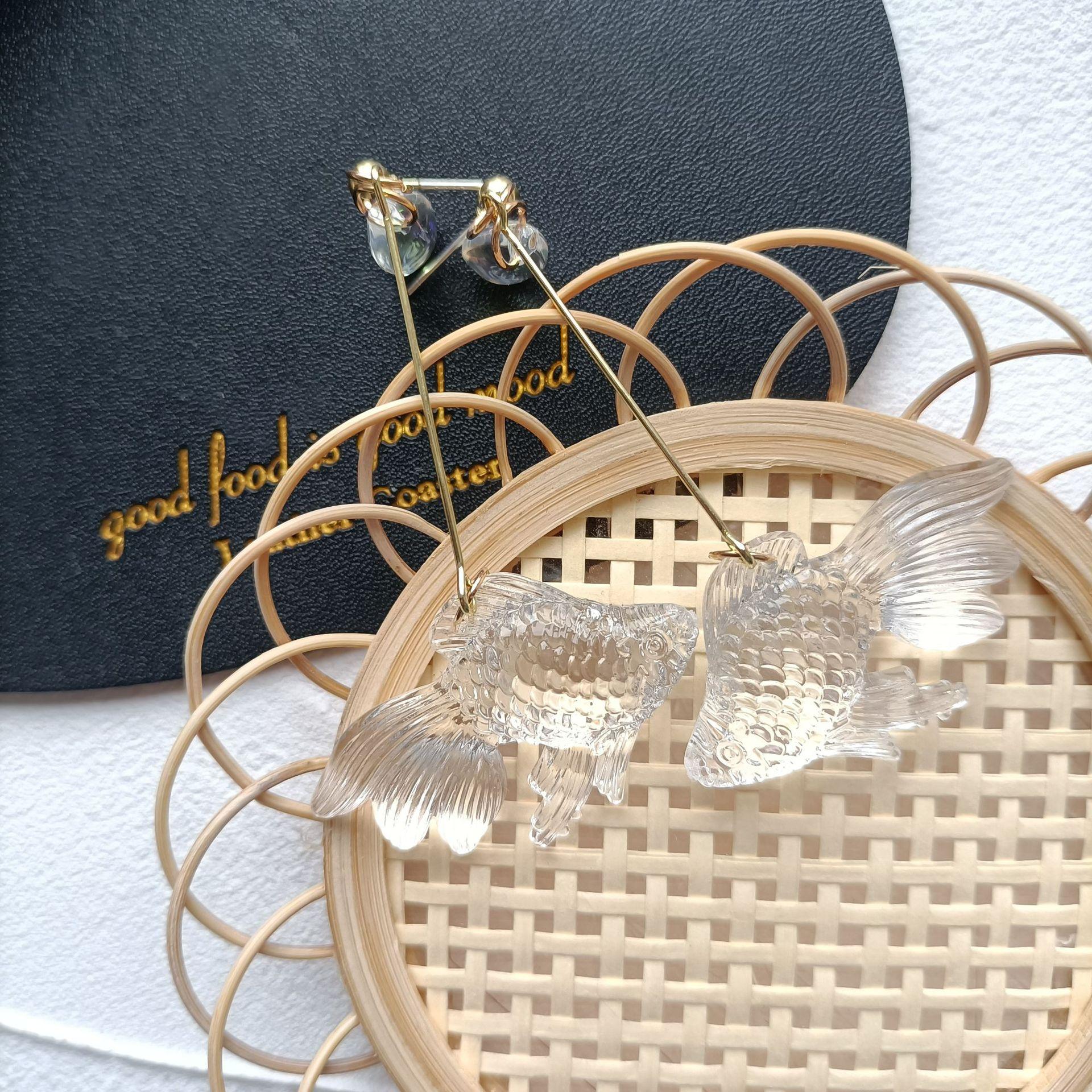 

Женские серьги-гвоздики с прозрачными золотыми рыбками, милые серьги-капли в виде рыбок, изящные глазурованные серьги-рыбы