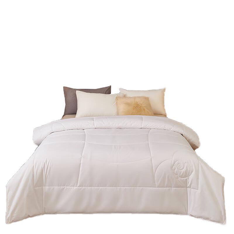 PLAYBOY All-Season Blended Quilt