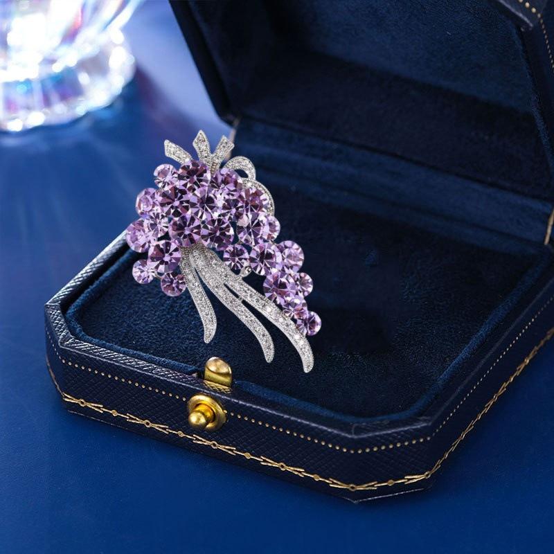 

Брошь Harvest Grape Brooch Женская эксклюзивная брошь Sense Of High-End с инкрустацией из меди и циркония, универсальная персонализированная булавка для одежды, аксессуары, подарки Electroplated real gold фиолетовый