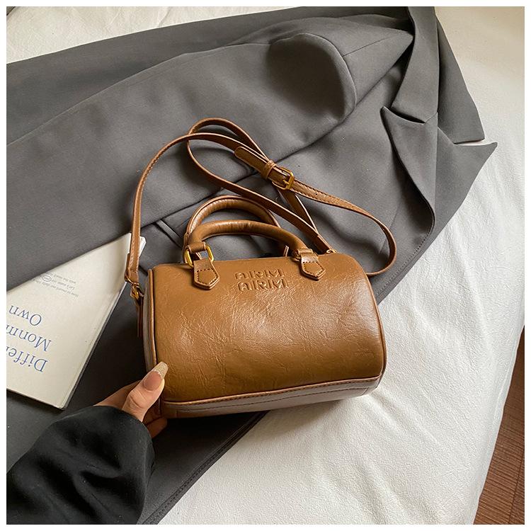 

Корейская версия ретро бостонской сумки 2025 осень новая сумка-подушка для рук трендовая женская сумка-мессенджер высокой ценности