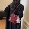 Simple texture chain bucket bag women's new niche versatile messenger bag fashionable commuter armpit bag