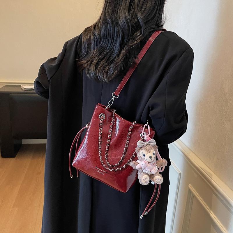 Simple Texture Chain Bucket Bag Women's New Niche Versatile Messenger Bag Fashionable Commuter Armpit Bag