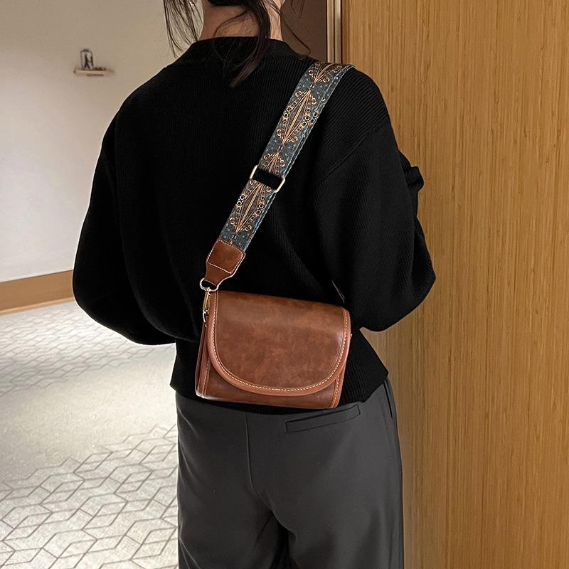 New Retro Women's Bag Fashionable and Simple Shoulder Bag Women's Autumn Messenger Bag Small Square Bag Women's Bag