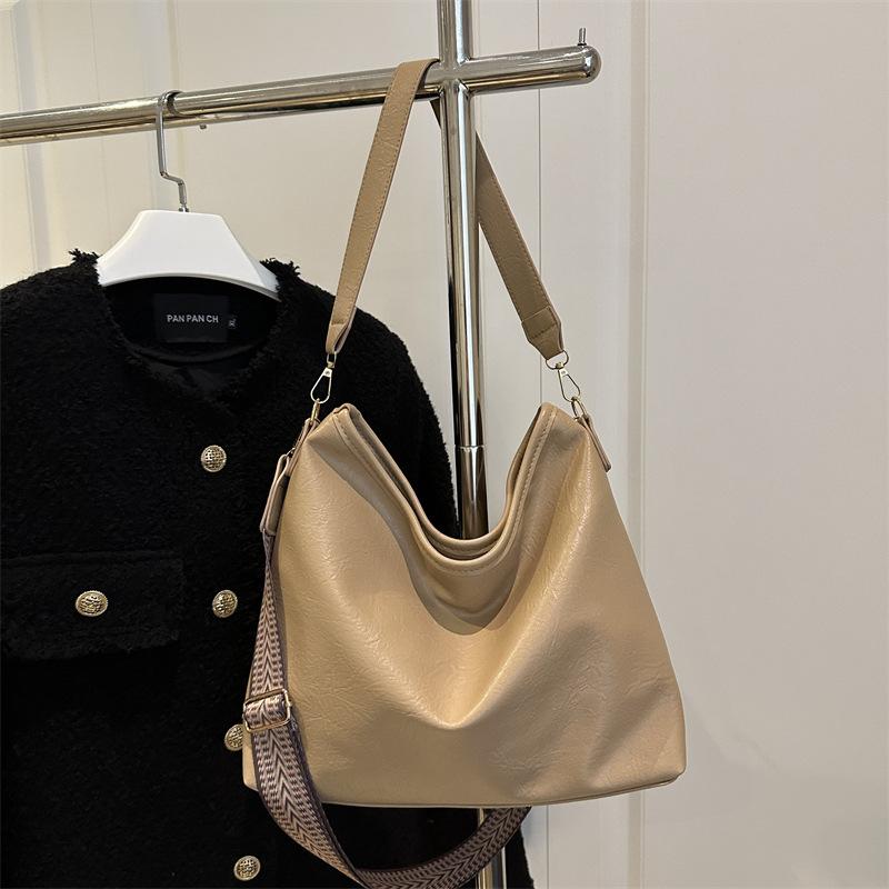 Premium underarm bag women's autumn and winter new handbag commuter versatile shoulder messenger bag