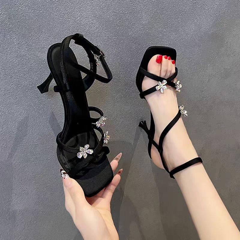 

Темпераментные универсальные сандалии на шпильке с квадратным носком, перекрестным ремешком и ремешком через подъем, украшенные цветком из страз, лето, новая коллекция, женские туфли на высоком каблуке 34 чёрный