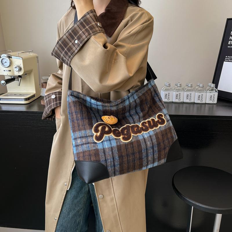 

Вязаная сумка подмышку женская модная трендовая сумка на плечо большой вместимости 2025 новая женская сумка через плечо 36*11*31 синий