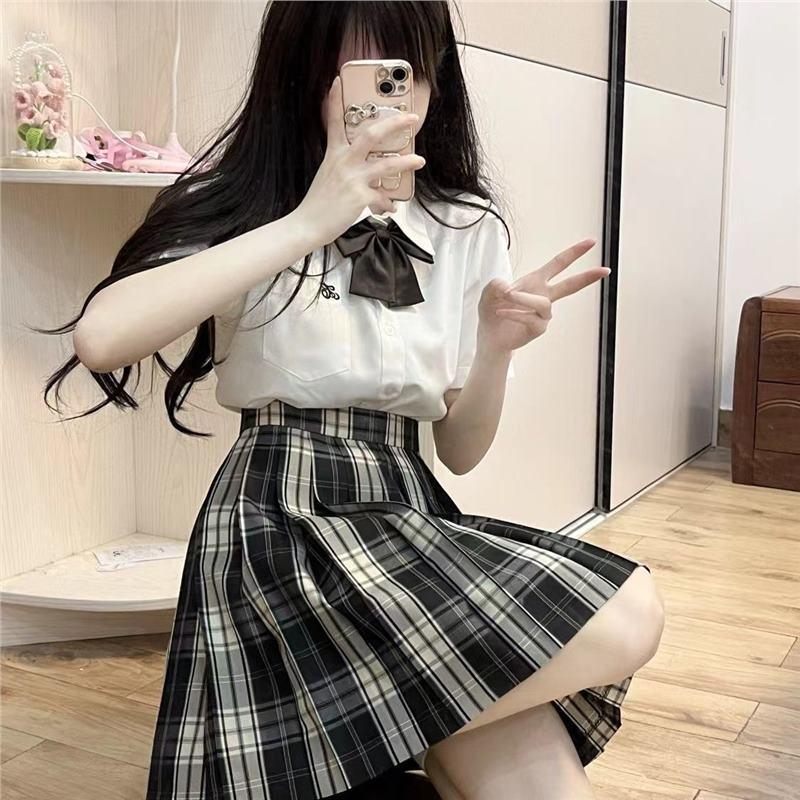 Wszechstronna spódniczka mini w czarno-białą kratę JJK Influencer na przybory szkolne - Dostępna, Blackboard News Cos