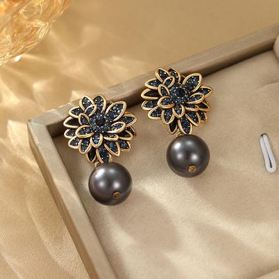 Orecchini retrò in stile court con perle di Tahiti da donna, moda di nicchia, orecchini unici di lusso leggero, orecchini a bottone floreali di alta gamma