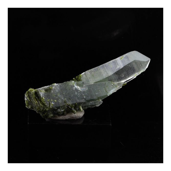 Pierres et Minéraux. Epidote + Quartz. 16.0 ct. Cornillon, Bourg d'Oisans, France..