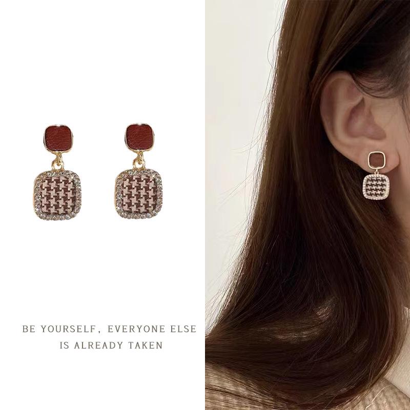 French Retro Pearl Clip-On Earrings: Mosquito Coil Design, Hong Kong Niche Style, No Piercing Needed, Women's High-End Fashion Accessories.