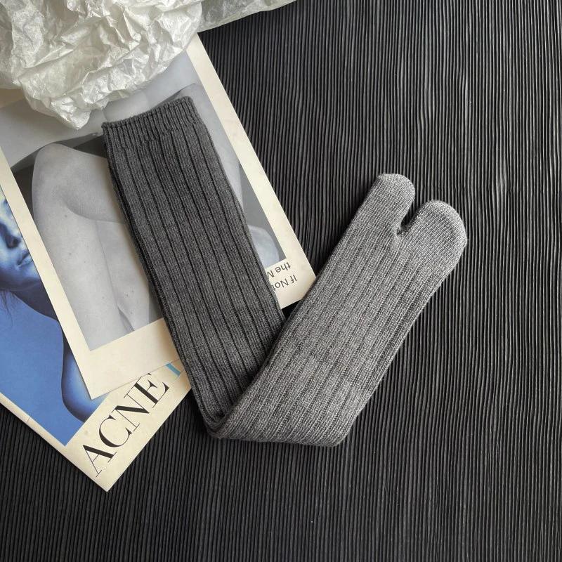 High Quality Cotton Women Two Toe Spring Autumn Winter Warm Socks Fashion Retro Striped Japanese Tabi Socks Thick Thread Needles