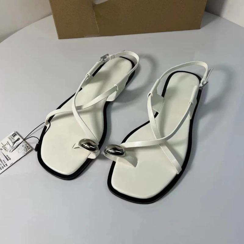 Fashion Brand Design Women Flat Sandals Clip Toe Leisure Outside Beach Shoes for Lady Fashion Metal Decoration 2025 Summer Footwear
