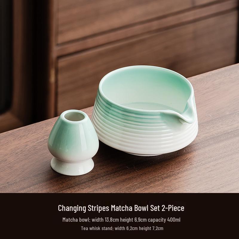 Ręcznie robiona duża japońska ceramiczna miseczka do matchy i zestaw trzepaczki