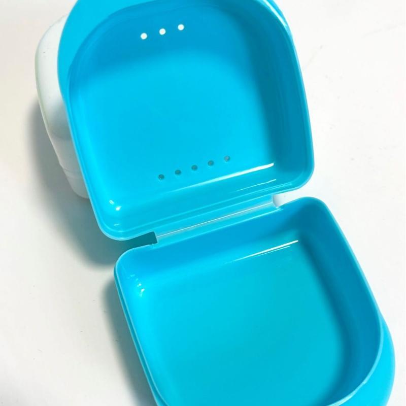 Colorful Plastic Denture Retainer Case With Ventilation Holes Durable For Daily Use Travel Mouthguard Storage