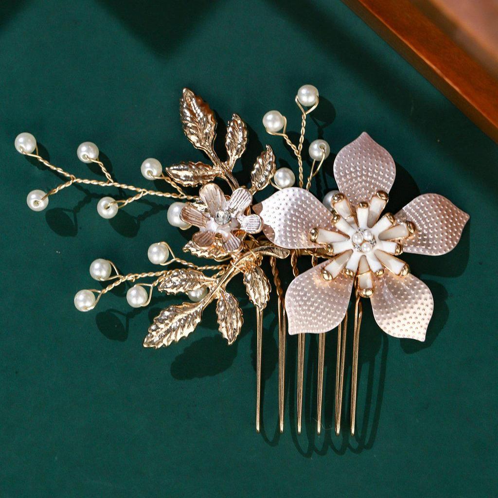 Handgefertigter Braut-Haarkamm mit Perlen, Strass und Blumen mit Blättern