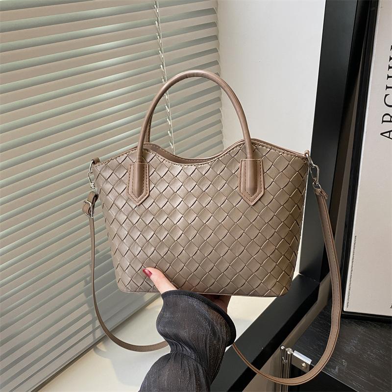 Fashion Handbag New Retro Woven Pattern Trendy Large Capacity Versatile Shoulder Messenger Bag