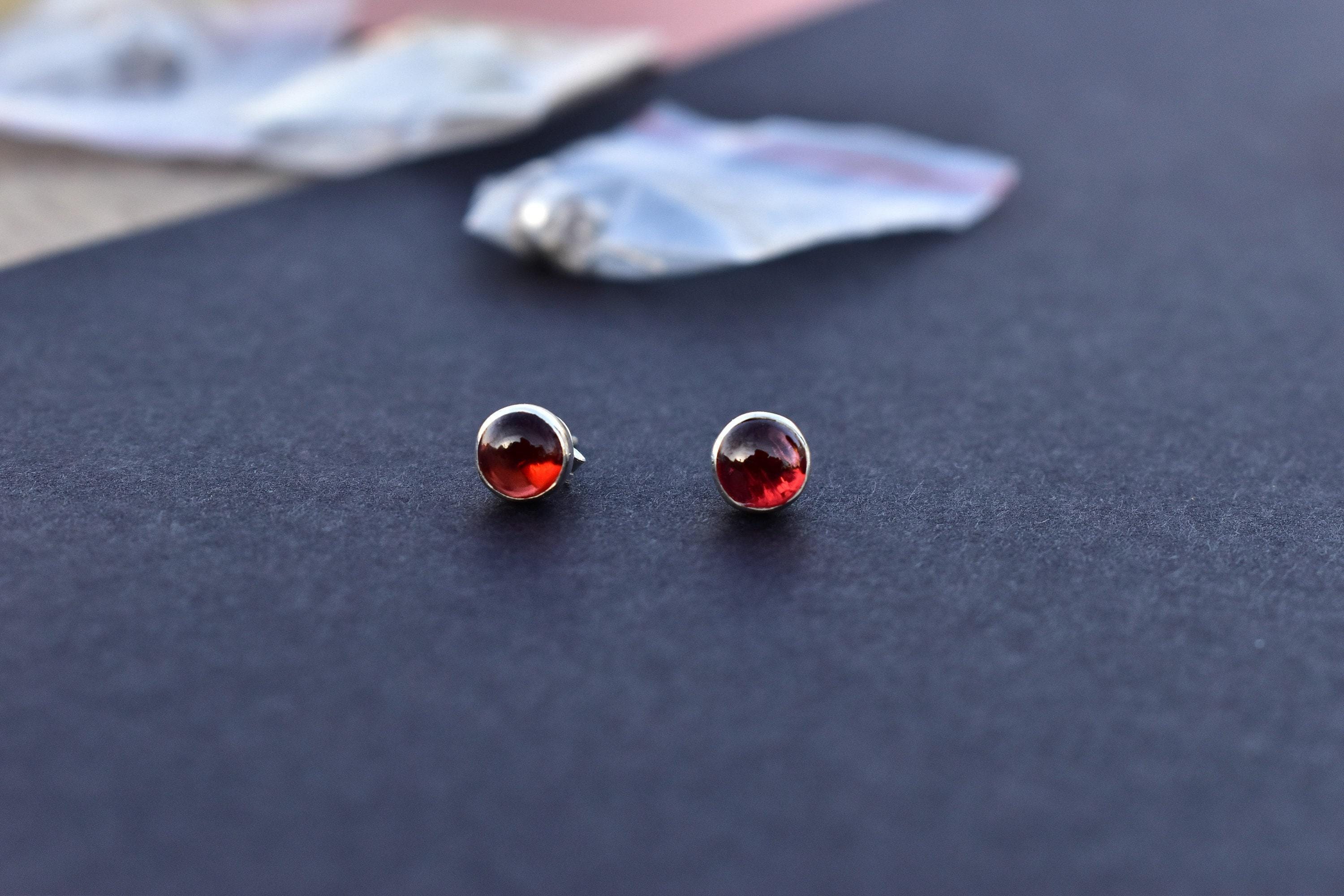 Dabīgas granāta auskari-studs, Sarkanas kā asinis