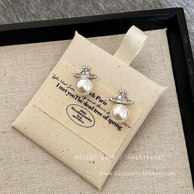 

Серьги-пусеты из серого жемчуга для женщин 2025 Новое поступление Самые продаваемые Осенние и зимние серьги Доступная роскошь Причудливые Изысканные серьги с серебряным штифтом White Pearl Queen Mother