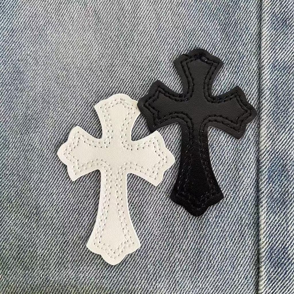 9910 CHROME HEARTS Herren- und Damenjeans im trendigen amerikanischen Stil mit Stoffaufnähern, Löchern, Stickereien, lässige und modische High-Street-Hose