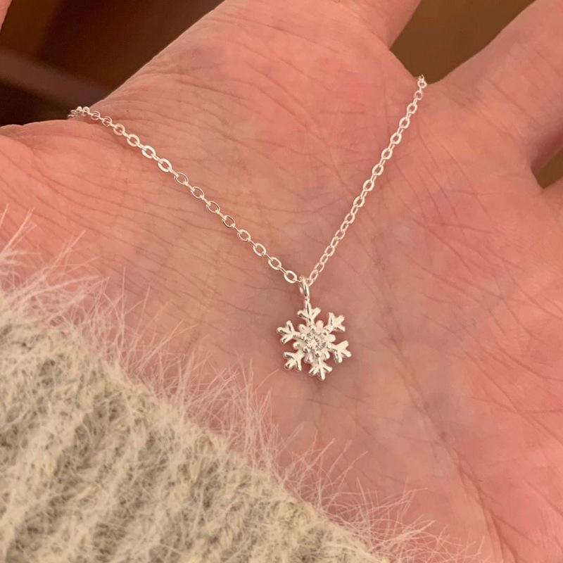 High-End Women s Snowflake Necklace: Light Luxury, Exquisite and Unique Clavicle Chain