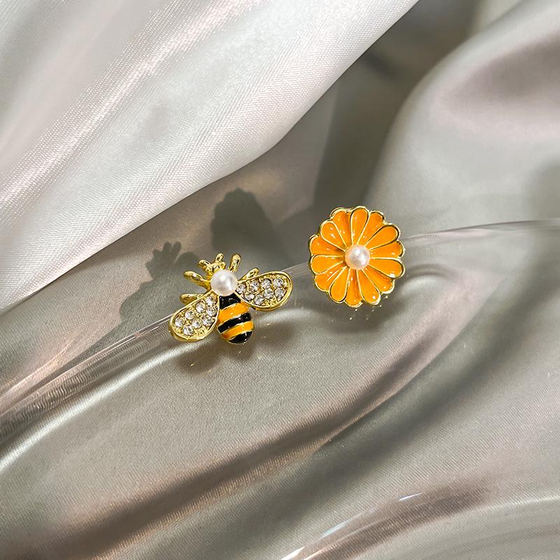 Asymmetrical Daisy & Bee Drip Oil Stud Earrings