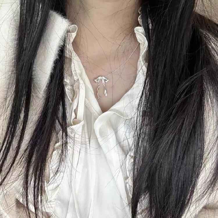 Fashionable Collarbone Chain Elegant Bowknot Pendant Necklace for Fashionistas