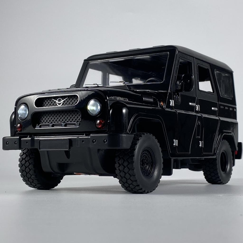 1:18 Rosyjski UAZ Hunter Jeep Metalowy Odlew SUV Model Terenowy Dźwięk i Światło Pull Back Zabawki Kolekcja Prezent Dla Przyjaciół
