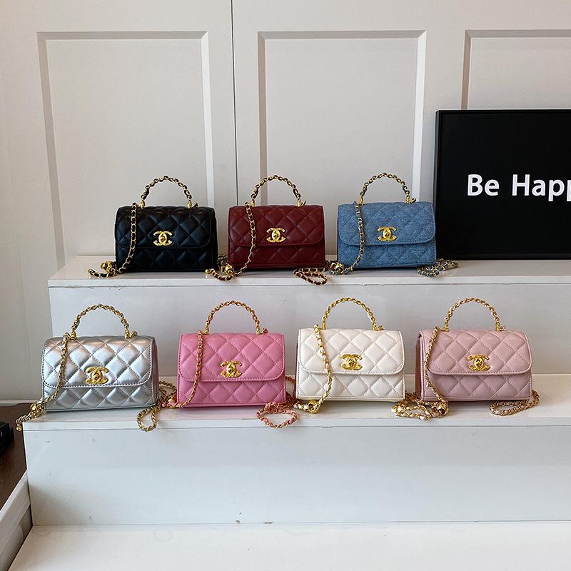 Bolsa Transversal Pequena Xiangfeng Mini com Corrente em Xadrez Diamante e Bola Dourada - Vermelha, Moda Outono