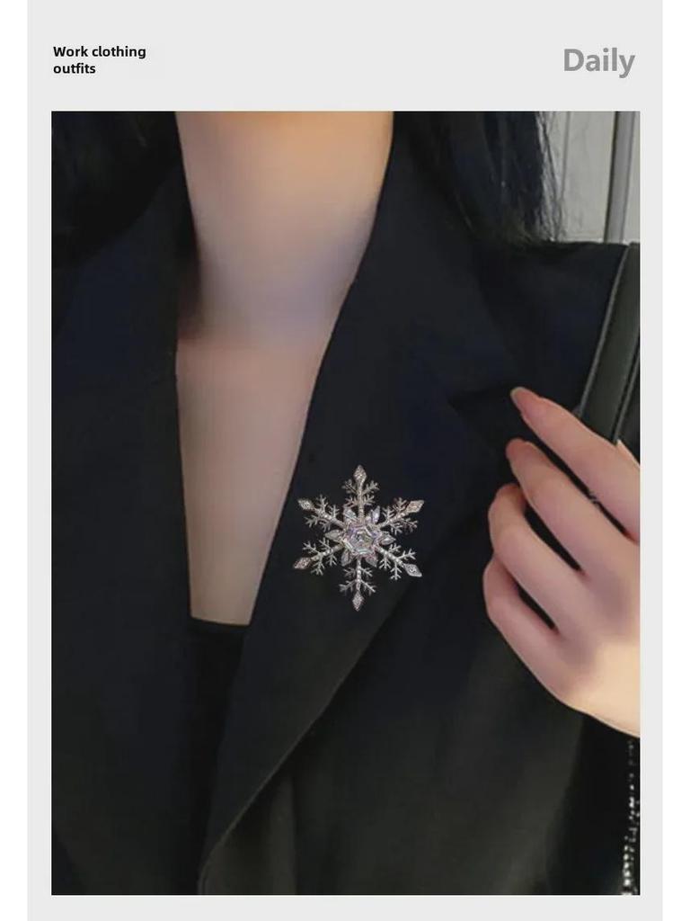 Rotating Snowflake Brooch: Elegant Unisex High-End Sweater Pin, Fashionable Niche Accessory.