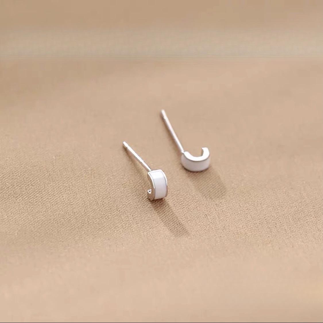 

S999 Чистое серебро Черные серьги-гвоздики Женские маленькие простые серьги Женские маленькие изысканные серьги-гвоздики в форме полукруга с косточкой для ушей Женские