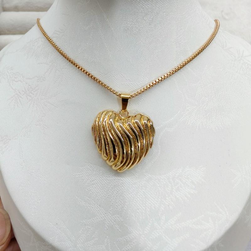 Elegant European & American Luxurious Geometric Twist Earrings & Necklace Set