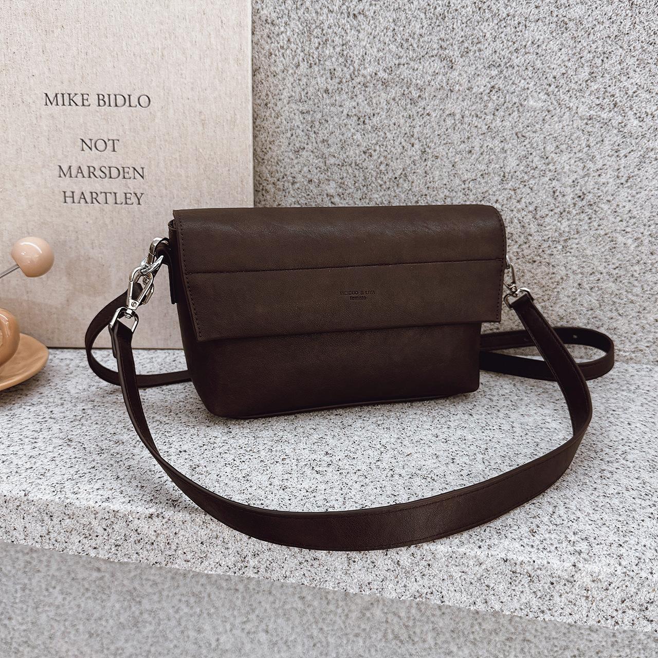 

Retro foreign niche design shoulder bag 2025 autumn and winter new texture women s Korean version apricot commuter messenger bag bag темно-коричневого кольору