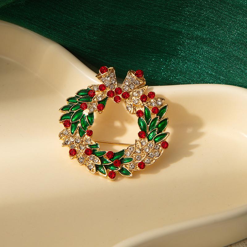 Christmas Brooch for Women European Style Metal Enamel Wreath Brooch with Hollow Rhinestones Elegant Fashion Jewelry for Party Outfits